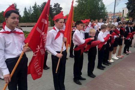 Челябинских школьников посвятили в пионеры