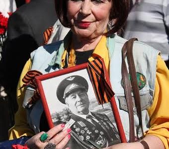 Псковские коммунисты возложили венки Славы к памятнику псковским партизанам и к Могиле Неизвестного солдата
