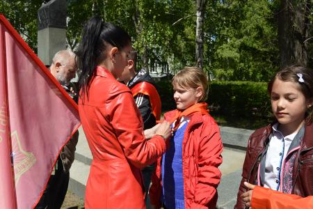 В День пионерии в Барнауле коммунисты организовали прием в пионеры