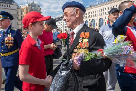 Москва: День Победы с Красным Знаменем!