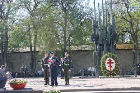 Псковские коммунисты возложили венки Славы к памятнику псковским партизанам и к Могиле Неизвестного солдата
