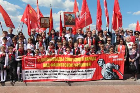 Коммунисты Самары и Самарской области провели возложение цветов к Вечному огню на площади Славы