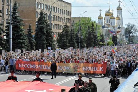 Брянские коммунисты приняли участие в шествии Бессмертного полка