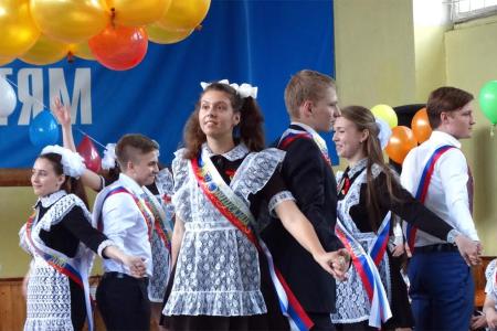 До свиданья, школа! Депутат-коммунист Н.Н. Иванов принял участие в празднике последнего звонка