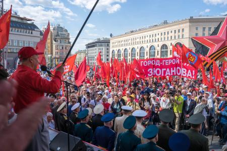 Москва: День Победы с Красным Знаменем!