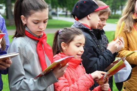 Коммунисты провели праздник пионерии в Великом Новгороде