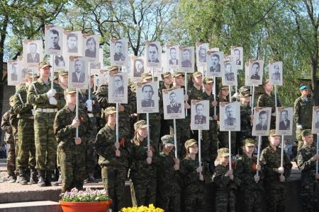 Псковские коммунисты возложили венки Славы к памятнику псковским партизанам и к Могиле Неизвестного солдата