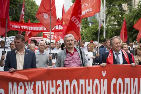Красный Первомай в Краснодаре: колонна КПРФ вопреки провокациям прошла по центральной улице города 