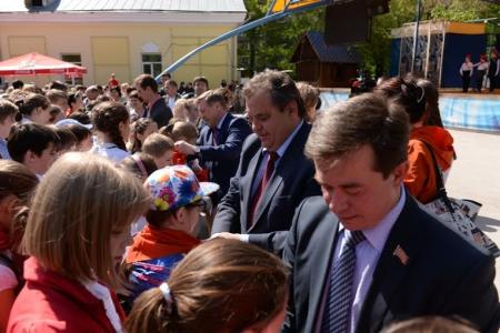 День пионерии: 300 новосибирских школьников вступили в ряды пионеров