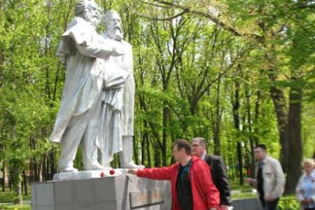Белгородские коммунисты возложили цветы к памятнику Карлу Марксу и Фридриху Энгельсу