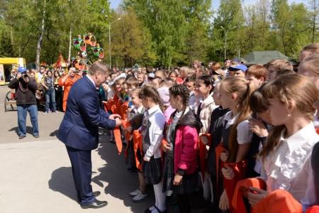 День пионерии: 300 новосибирских школьников вступили в ряды пионеров