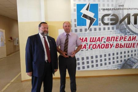 П.С. Дорохин посетил оборонное предприятие ОАО «Завод радиоаппаратуры» СЭЛТ»  в ходе своей поездки по Среднему Уралу