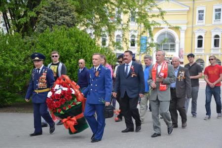 Коммунисты Астрахани возложили цветы и венки к мемориалам воинской славы