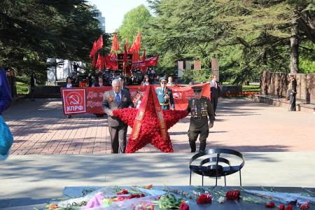 Республика Крым. Коммунисты шествием и митингом отпраздновали День Победы 