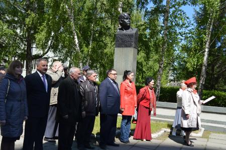 В День пионерии в Барнауле коммунисты организовали прием в пионеры