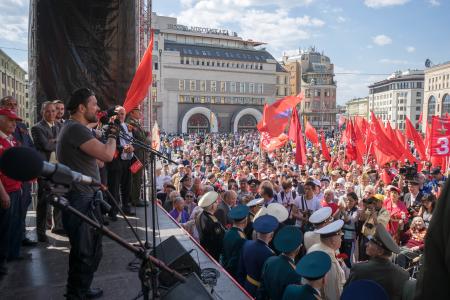 Москва: День Победы с Красным Знаменем!