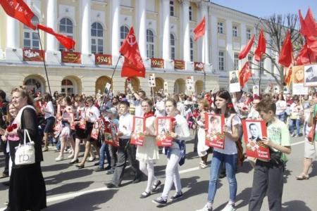 Ярославцы в "Бессмертном полку" пронесли портреты героев пионеров и комсомольцев