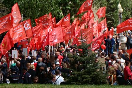 В День Победы коммунисты прошли по Ставрополю с кумачовыми знамёнами и фронтовыми песнями