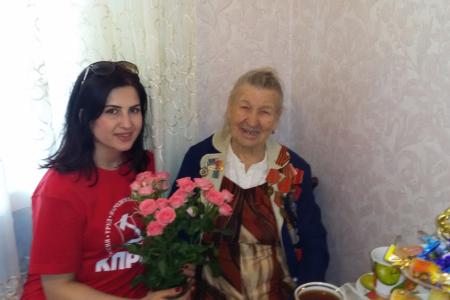 Дагестан. Депутат Гульнара Миятлиева вместе с комсомольцами поздравили ветерана труда