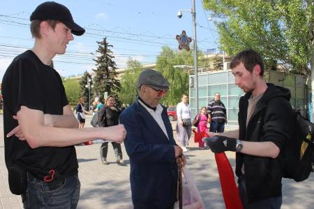 Сталинградские коммунисты провели акцию «Наше Знамя - Знамя Победы!»