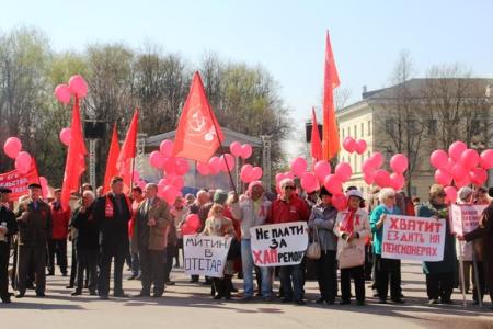 Новгородские коммунисты поздравили горожан с Днём солидарности трудящихся