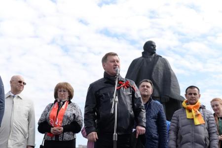 Лидеры новосибирских коммунистов поздравили горожан с Днем международной солидарности трудящихся