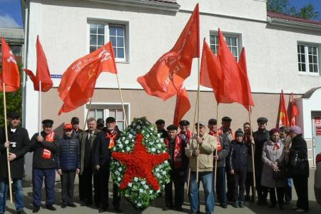 Курган. Коммунисты возложили венки к Вечному огню