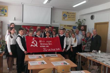 Приморский край. В преддверии Дня Победы А.В. Корниенко вручил школам и общественным организациям города Артёма копию Знамени  Победы