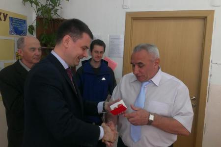 Приморский край. В преддверии Дня Победы А.В. Корниенко вручил школам и общественным организациям города Артёма копию Знамени  Победы