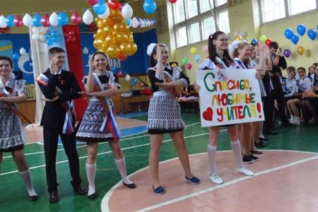 До свиданья, школа! Депутат-коммунист Н.Н. Иванов принял участие в празднике последнего звонка