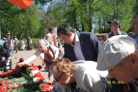 Великолукское городское отделение КПРФ отметило День Победы под Красным Знаменем