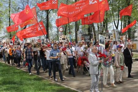 Ярославцы в "Бессмертном полку" пронесли портреты героев пионеров и комсомольцев
