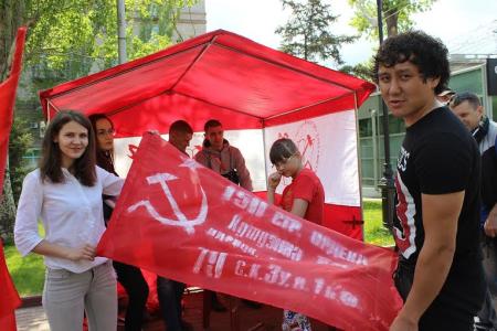 Сталинградские коммунисты провели акцию «Наше Знамя - Знамя Победы!»