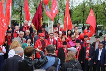 Коммунисты Кабардино-Балкарии встретили Первомай демонстрацией и "маевкой"