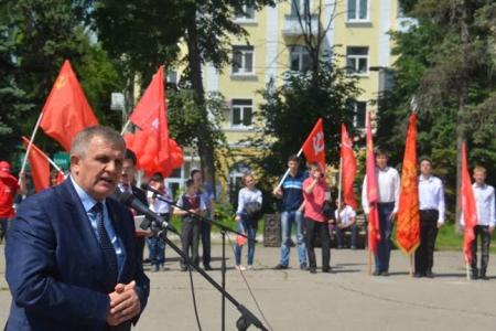 «Всегда будь готов!»: Торжественная линейка в честь Дня пионерии прошла в Ростове-на-Дону на площади В.И.Ленина