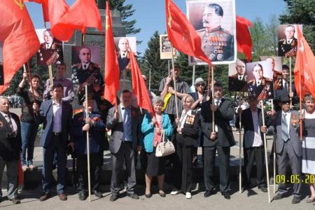 Великолукское городское отделение КПРФ отметило День Победы под Красным Знаменем