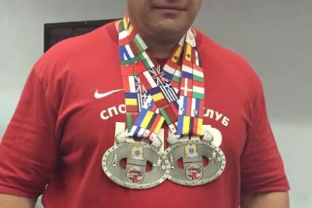 Рекордсмен Европы и России по жиму штанги, член КПРФ Денис Оглоблин выиграл Кубок Мира