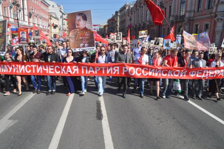 В День Победы в Санкт-Петербурге состоялось шествие колонны коммунистов, ветеранов и комсомольцев по Невскому проспекту
