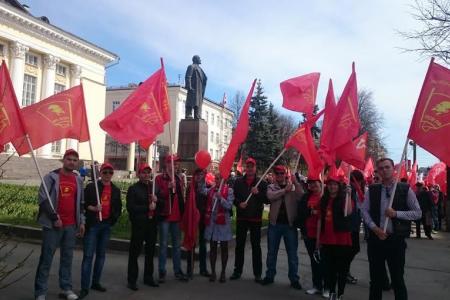 Удмуртская Республика. Комсомольцы Ижевска и Воткинска совместно с молодежным движением "Огонек" приняли участие в первомайском шествии