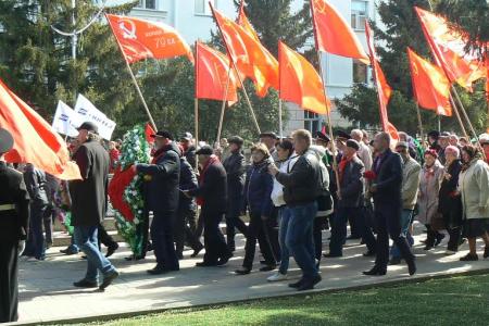 Курган. Коммунисты возложили венки к Вечному огню
