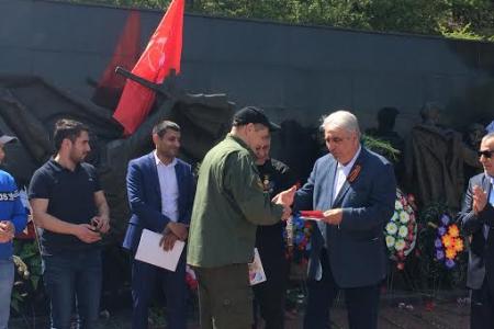 Первый секретарь Севастопольского горкома КПРФ В.М. Пархоменко в преддверии Дня Победы посетил памятник 77–й Азербайджанской гвардейской дивизии