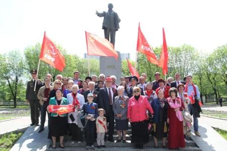 В День Победы коммунисты Кабардино-Балкарии возложили цветы к Вечному огню и памятнику В.И. Ленину