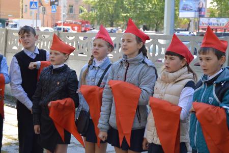 В День пионерии в Барнауле коммунисты организовали прием в пионеры