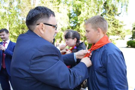 В День пионерии в Барнауле коммунисты организовали прием в пионеры