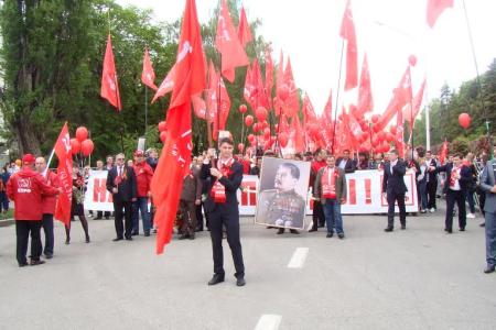 В День Победы коммунисты прошли по Ставрополю с кумачовыми знамёнами и фронтовыми песнями