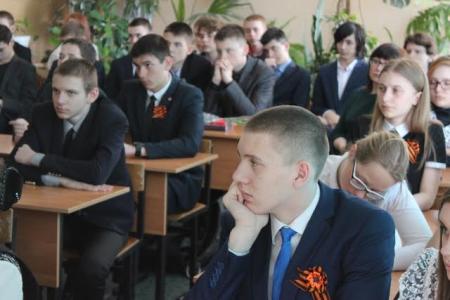 Магаданские коммунисты организовали встречу учеников школы №13 с детьми войны