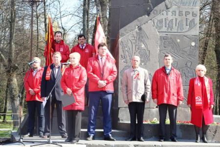 Новгородские коммунисты поздравили горожан с Днём солидарности трудящихся