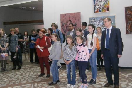 Чита. Депутат-коммунист Владимир Поздняков приобрёл акварели художницы Людмилы Выходцевой для детского дома забайкальской глубинки