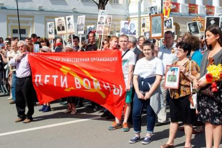 Ярославцы в "Бессмертном полку" пронесли портреты героев пионеров и комсомольцев