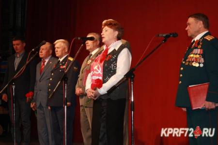 Триста одна гвоздика - для победителей! Тюменские коммунисты поздравили городской клуб ветеранов